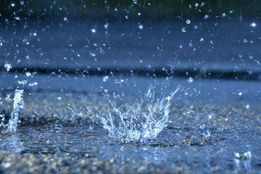 Regenwassermanagement – Regentropfen fallen auf Boden